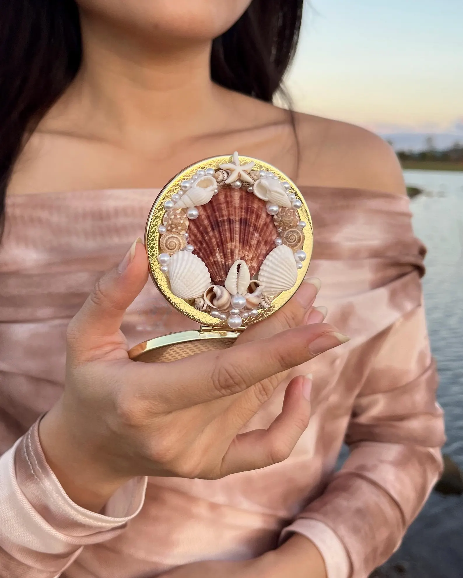🐚 Handmade Seashell Compact Mirror – Pocket-Sized Ocean Treasure